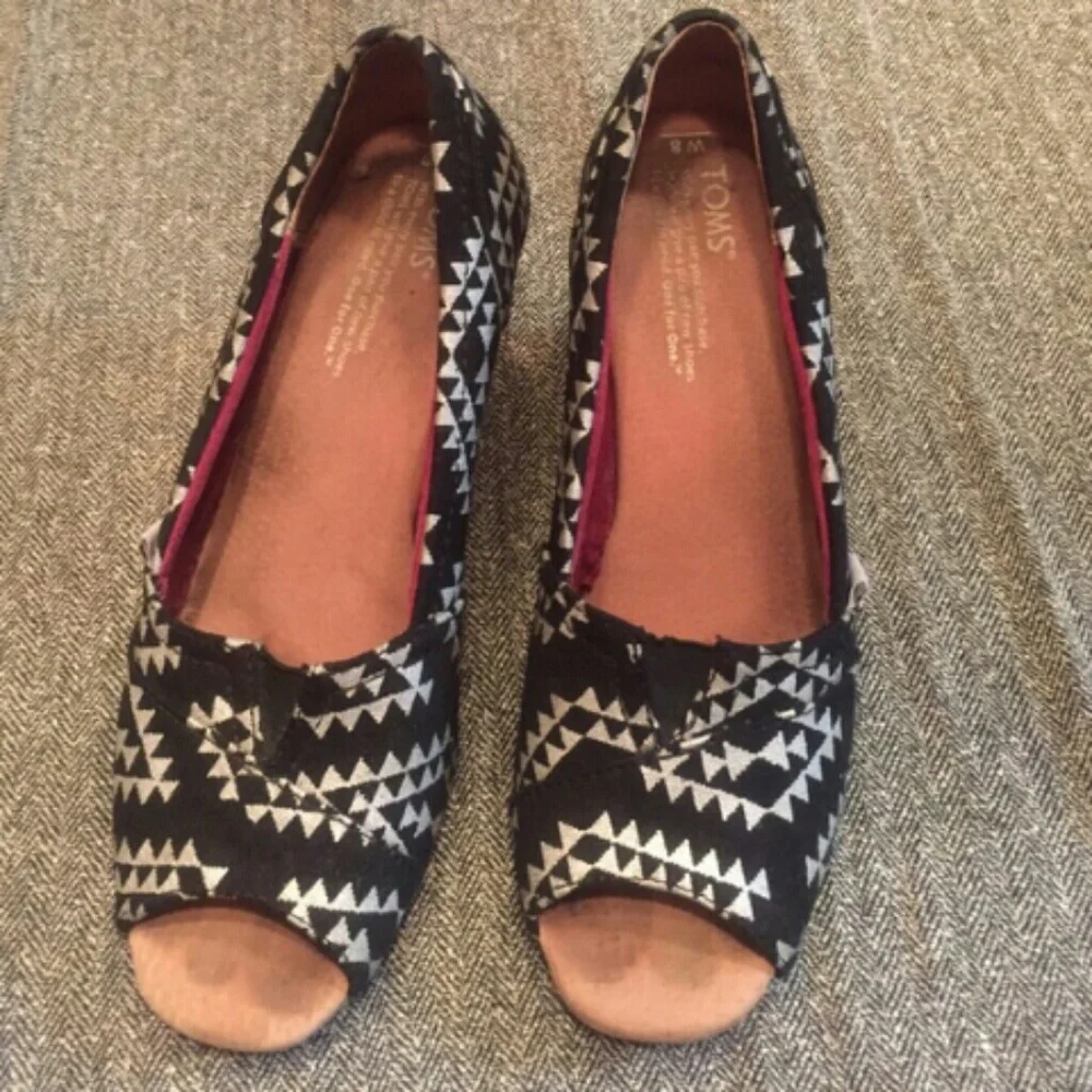 TOMS tribal print wedges